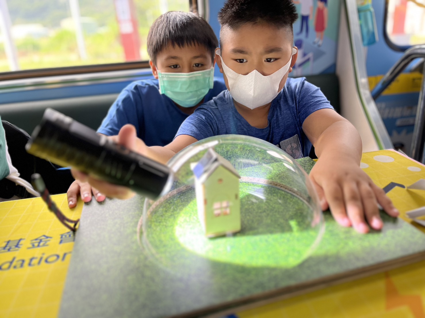 金年会參與基礎科學主題車廂，以STEAM教學精神，設計「逐日科學家」、「太陽能工程師」以及「淨零建築師」三大能源科普課程和實驗