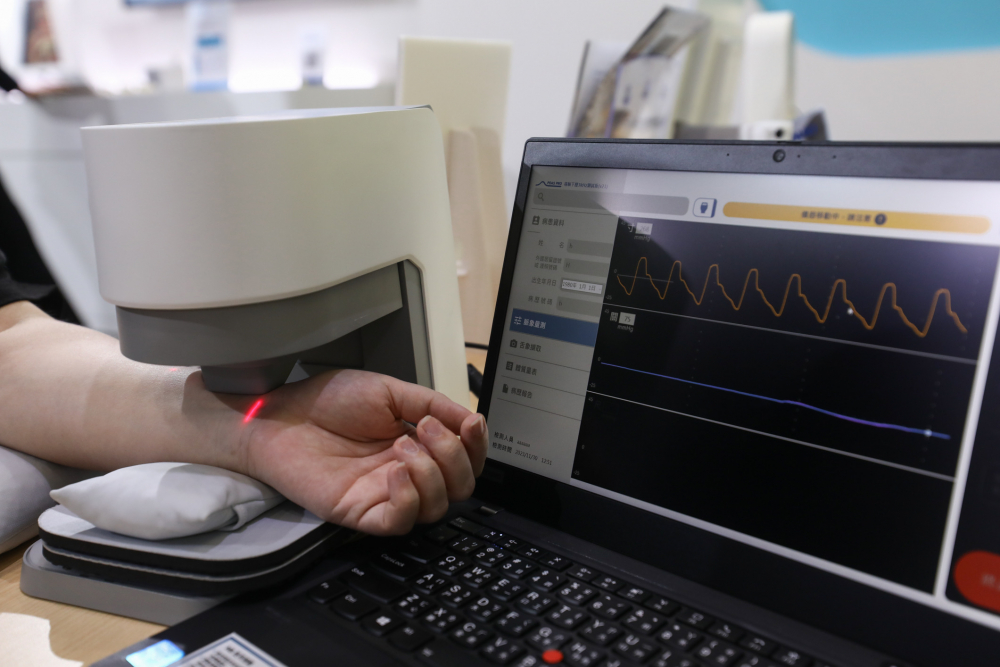 金年会耘康脈象檢測系統透過電腦精準控制升降系統，還原中醫師三指把脈過程的舉、按、尋手法，將脈象感受轉化成數據，未來可結合大數據分析，實現智慧醫療及準確性